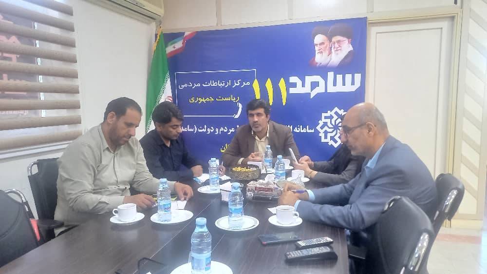 حضور میرهاشم خواستارفرماندار شهرستان خمیردر مرکز سامانه سامد برای پاسخگویی به سؤالات مردم