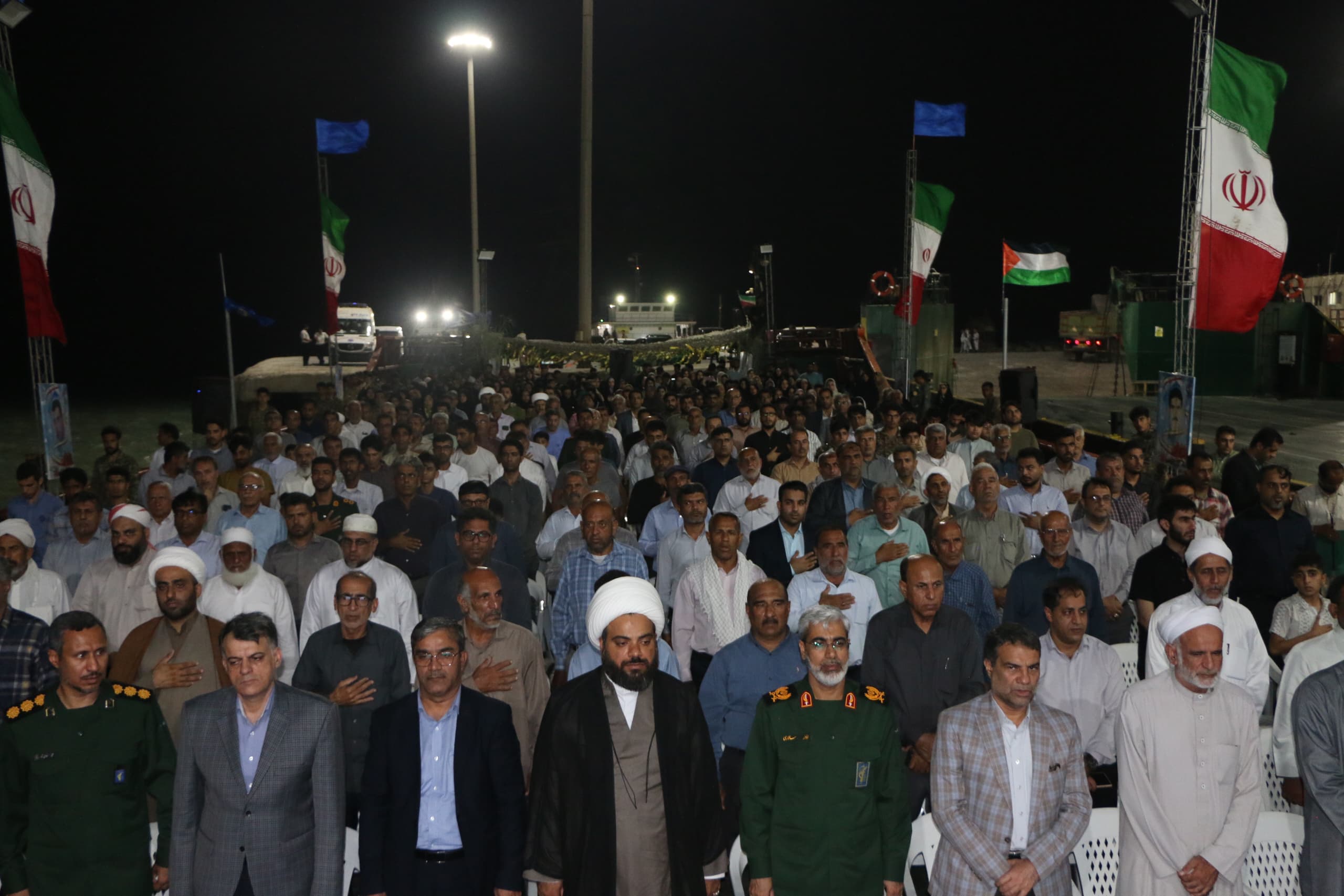 یادواره شهدای دفاع مقدس بر عرشه لندیگراف در خلیج فارس برگزار شد