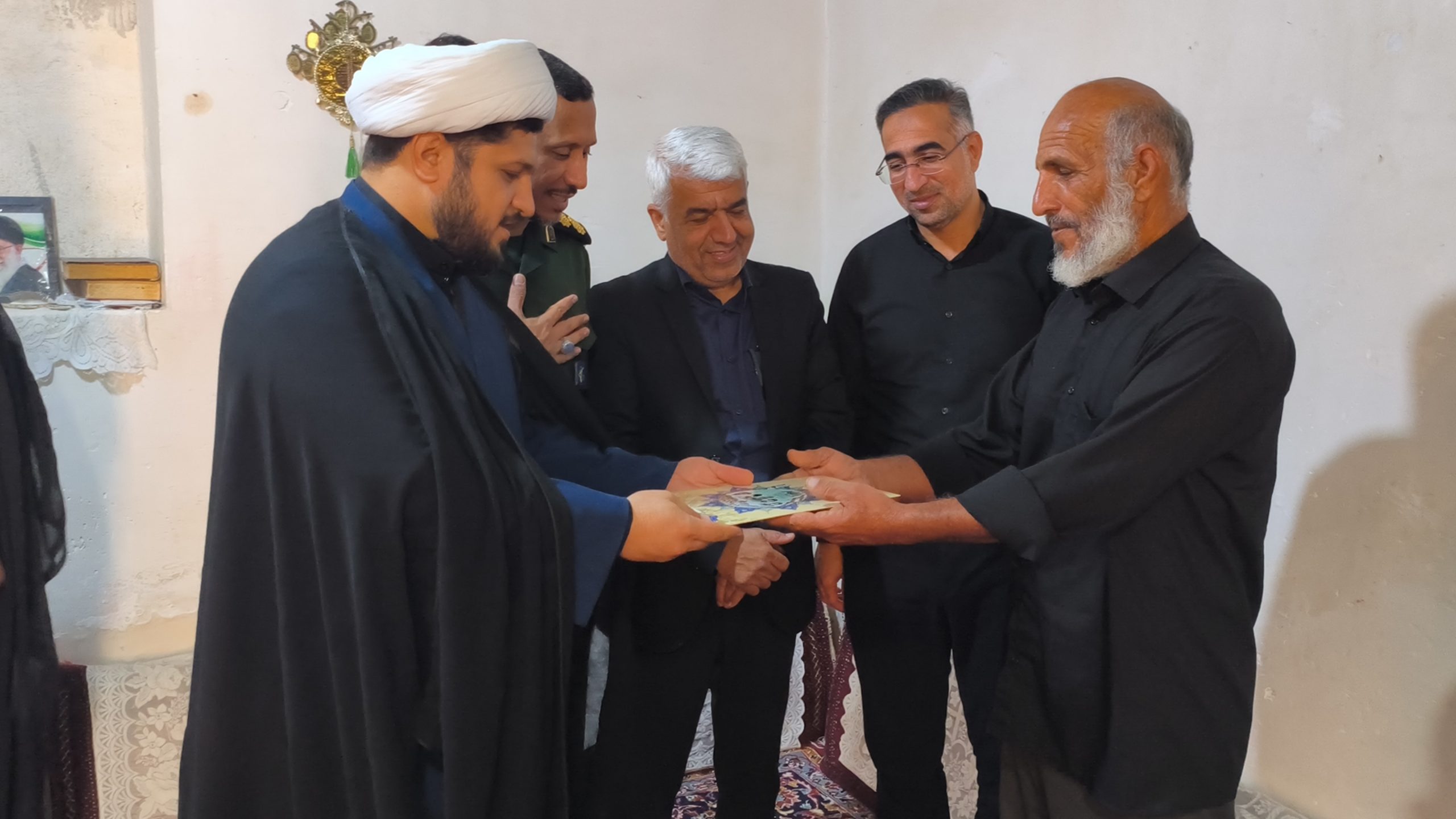 دیدار با خانواده معظم شهدا در چهارمین روز از هفته بسیج در بندرخمیر برگزار شد