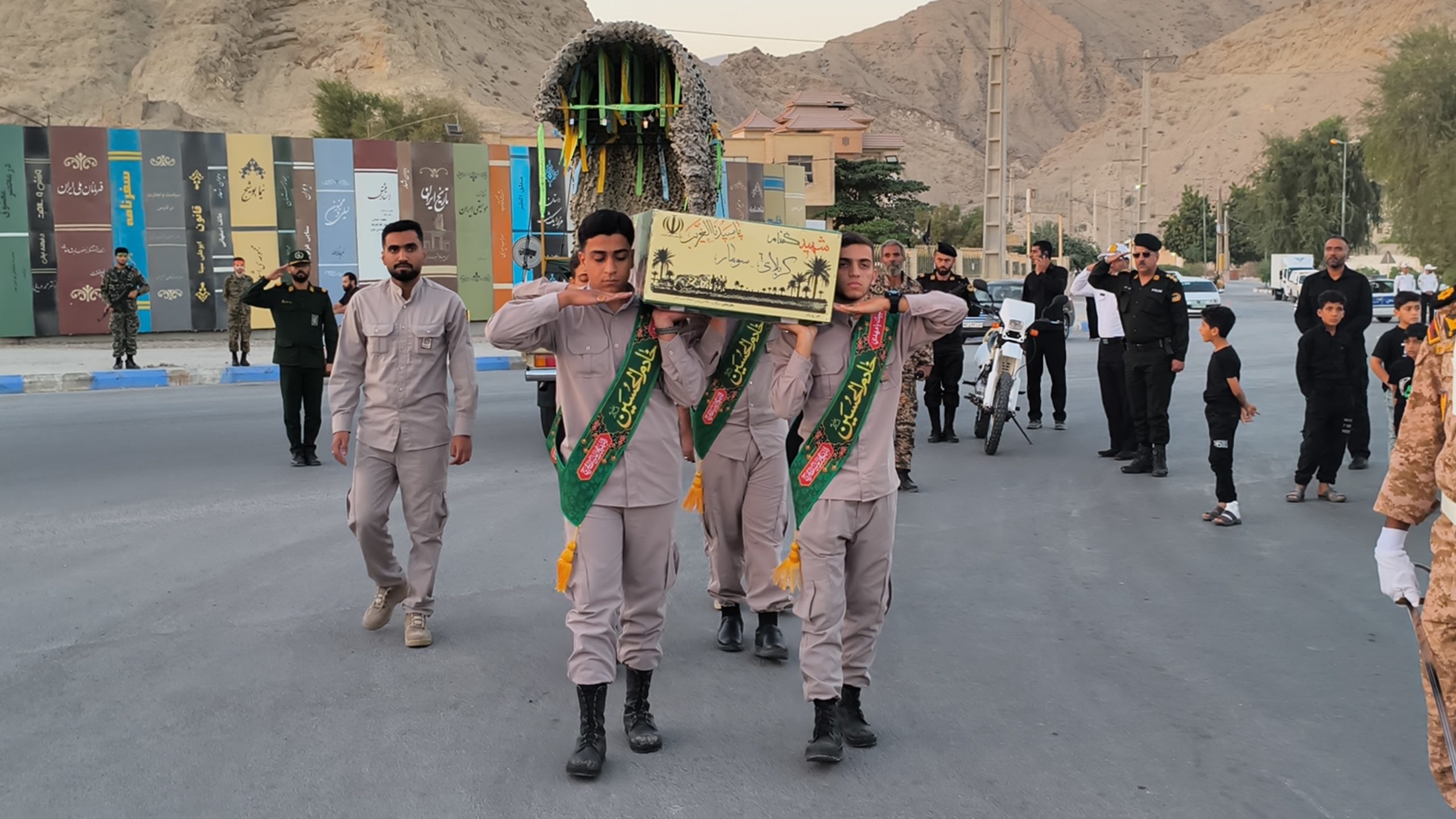 تشییع با شکوه پیکر شهید گمنام در بندرخمیر همزمان با سالروز شهادت حضرت فاطمه زهرا(س)