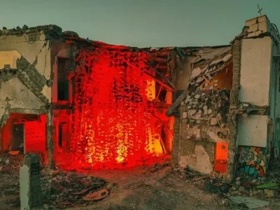 ادای احترام به دانش‌آموزان و شهدای میناب با طراحی «۲۰۰۰ پروانه سرخ»